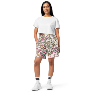 Bermuda short large unisexe en coton imprimé “Léopard ivoire” de Paradis Perdus® porté par une femme vue de face