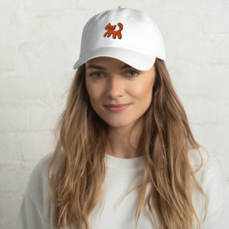 Casquette blanche intense réglable en coton, brodée « Chaton » de Paradis Perdus® portée par une femme vue de devant