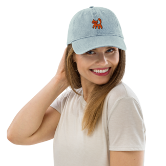 Casquette en jean denim de coton bleu fumée réglable, brodée « Chaton » de Paradis Perdus® portée par une femme vue de devant