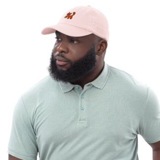 Casquette rose pastel réglable en coton, brodée « Chaton » de Paradis Perdus® portée par un homme vu de profil