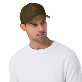 Casquette vert bronze unisexe extensible, brodée « Chaton » de Paradis Perdus® portée par un homme vu de face