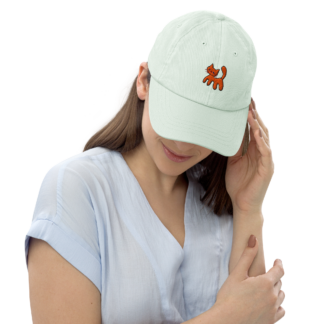 Casquette verte pastel réglable en coton, brodée « Chaton » de Paradis Perdus® portée par une femme vue de devant