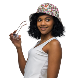 Chapeau bob réversible imprimé “Léopard ivoire” de Paradis Perdus® porté sur l'endroit par une femme vue de face