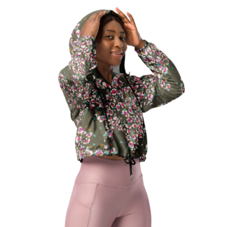Coupe-vent femme court imprimé “Léopard kaki” de Paradis Perdus® porté par une femme avec sa capuche vue de profil