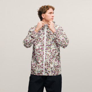 Coupe-vent homme doublé imprimé “Léopard ivoire” de Paradis Perdus® porté fermé zippé par un homme vu de devant