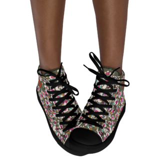 Paire de baskets hautes pour femme en toile imprimée “Léopard kaki” semelles noires de Paradis Perdus® portée par une femme vue de face jambes croisées dans le vide