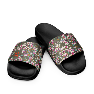 Paire de nu-pieds sandales de plage, claquettes pour femme imprimées “Léopard kaki” semelles noires de Paradis Perdus® vues de devant