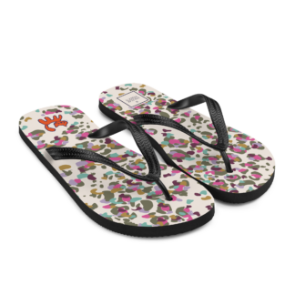 Paire de sandales de plage, claquettes tongs imprimées “Léopard ivoire” de Paradis Perdus® vues de profil avant droit