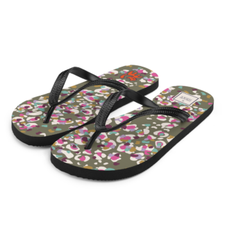 Paire de sandales de plage, claquettes tongs imprimées “Léopard kaki” de Paradis Perdus® vues de profil avant gauche
