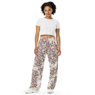 Pantalon large unisexe en coton imprimé “Léopard ivoire” de Paradis Perdus® porté par une femme vue de face