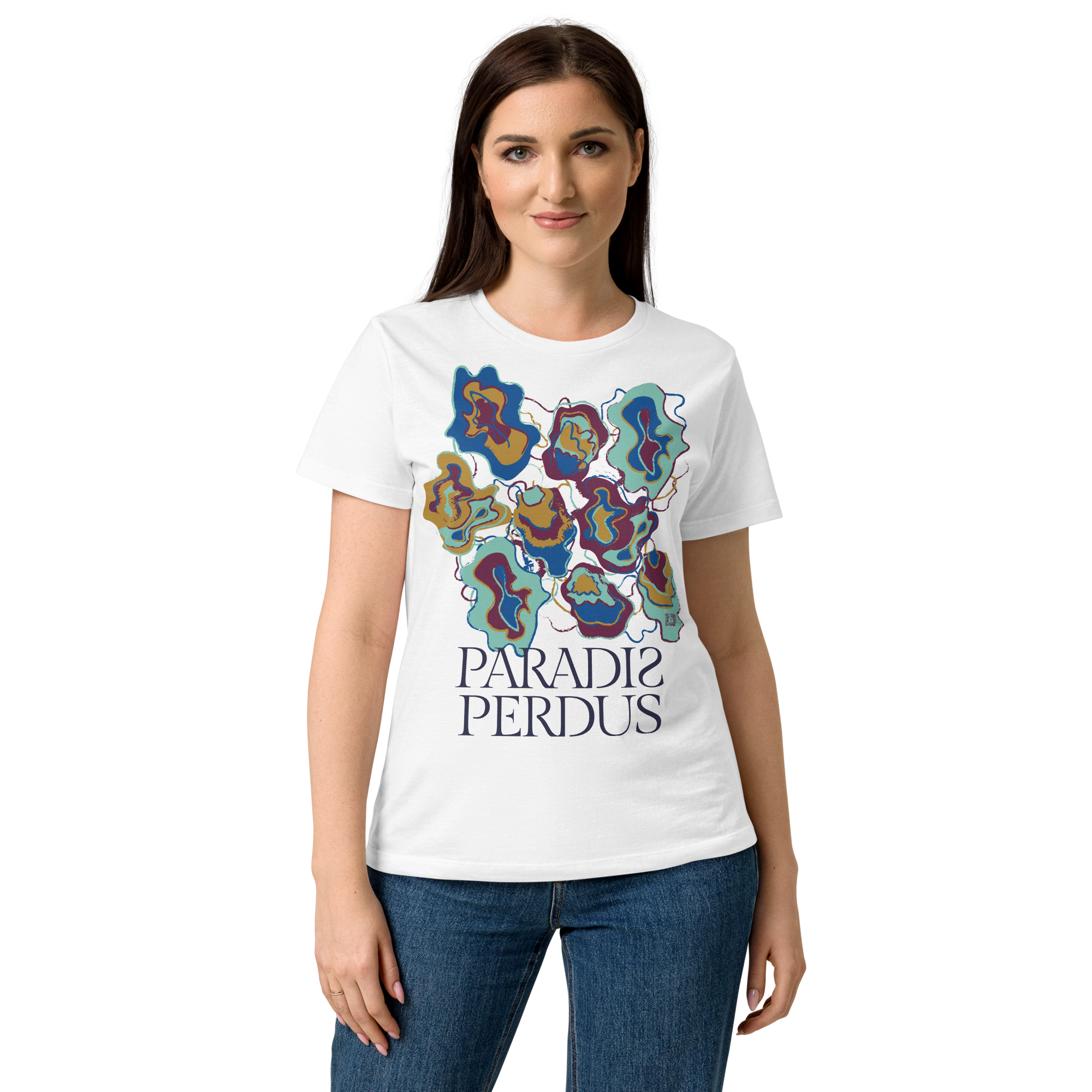 T-shirt cintré en coton blanc intense imprimé “Sfogliatelle” de Paradis Perdus® 5 Le KRUSH workshop boutique T-shirt cintré en coton blanc intense imprimé “Sfogliatelle” de Paradis Perdus® porté par une femme de devant