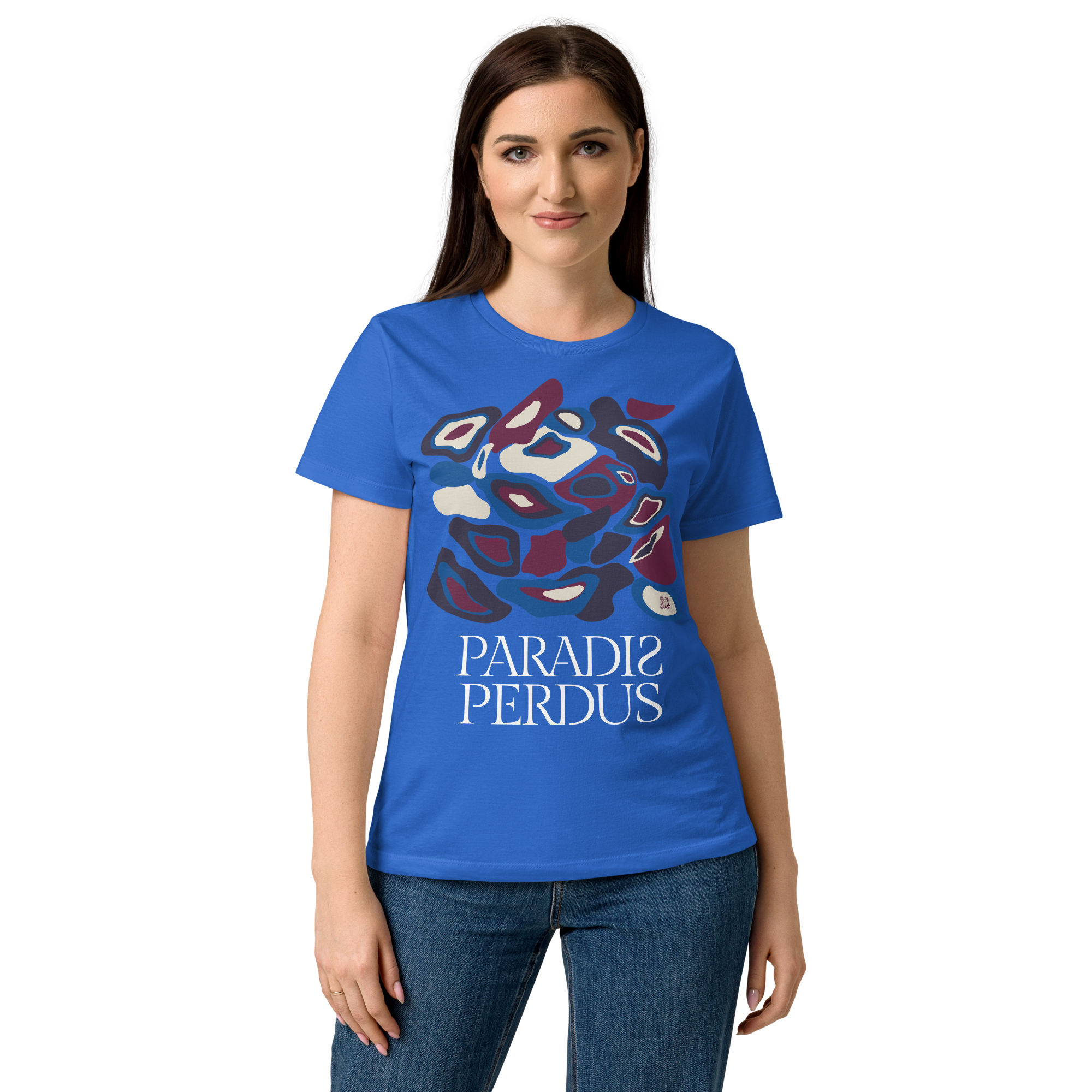 T-shirt cintré en coton bleu électrique imprimé “Panscro” de Paradis Perdus® 5 Le KRUSH workshop boutique T-shirt cintré en coton bleu électrique imprimé “Panscro” de Paradis Perdus® porté par une femme de devant