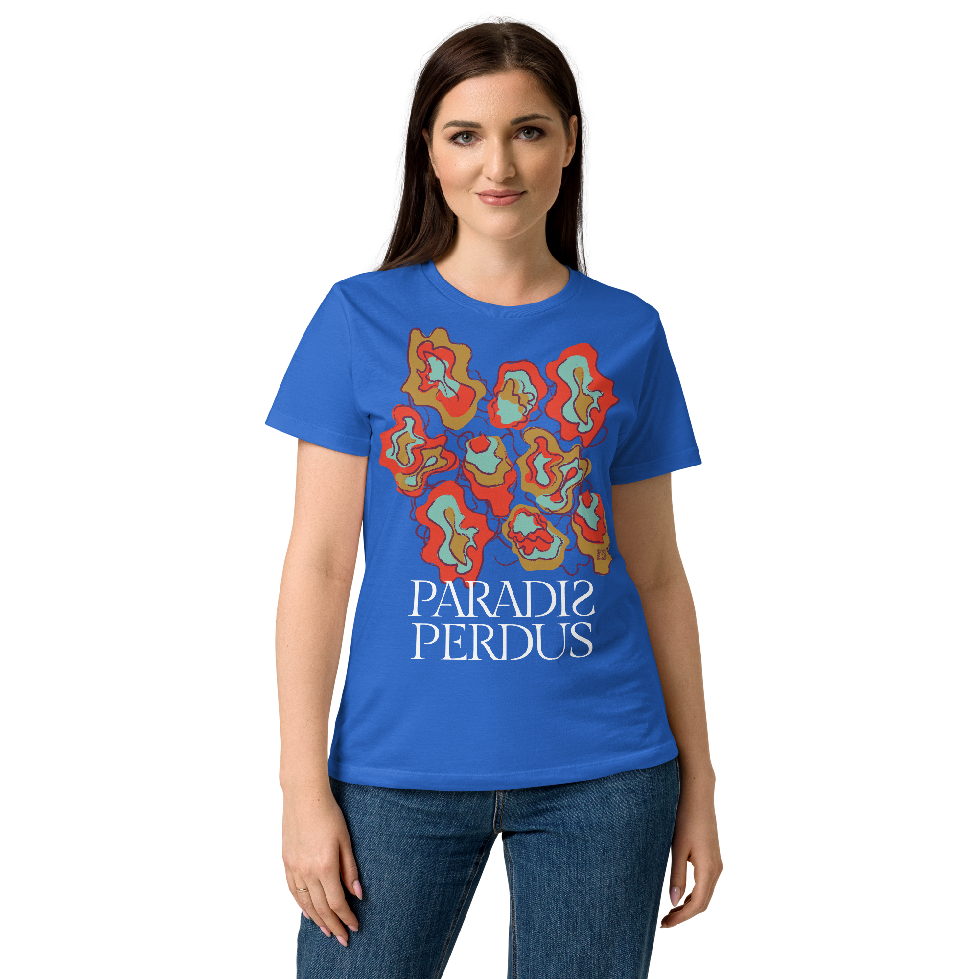 T-shirt cintré en coton bleu électrique imprimé “Sfogliatelle” de Paradis Perdus® 5 Le KRUSH workshop boutique T-shirt cintré en coton bleu électrique imprimé “Sfogliatelle” de Paradis Perdus® porté par une femme de devant
