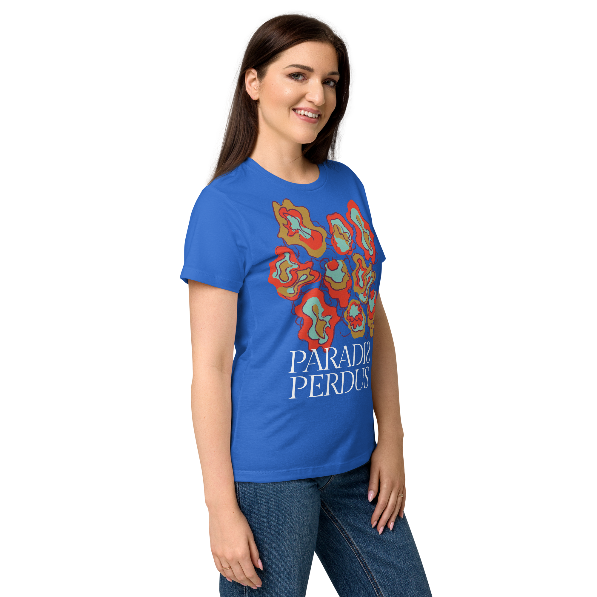 T-shirt cintré en coton bleu électrique imprimé “Sfogliatelle” de Paradis Perdus® 7 Le KRUSH workshop boutique T-shirt cintré en coton bleu électrique imprimé “Sfogliatelle” de Paradis Perdus® porté par une femme de profil