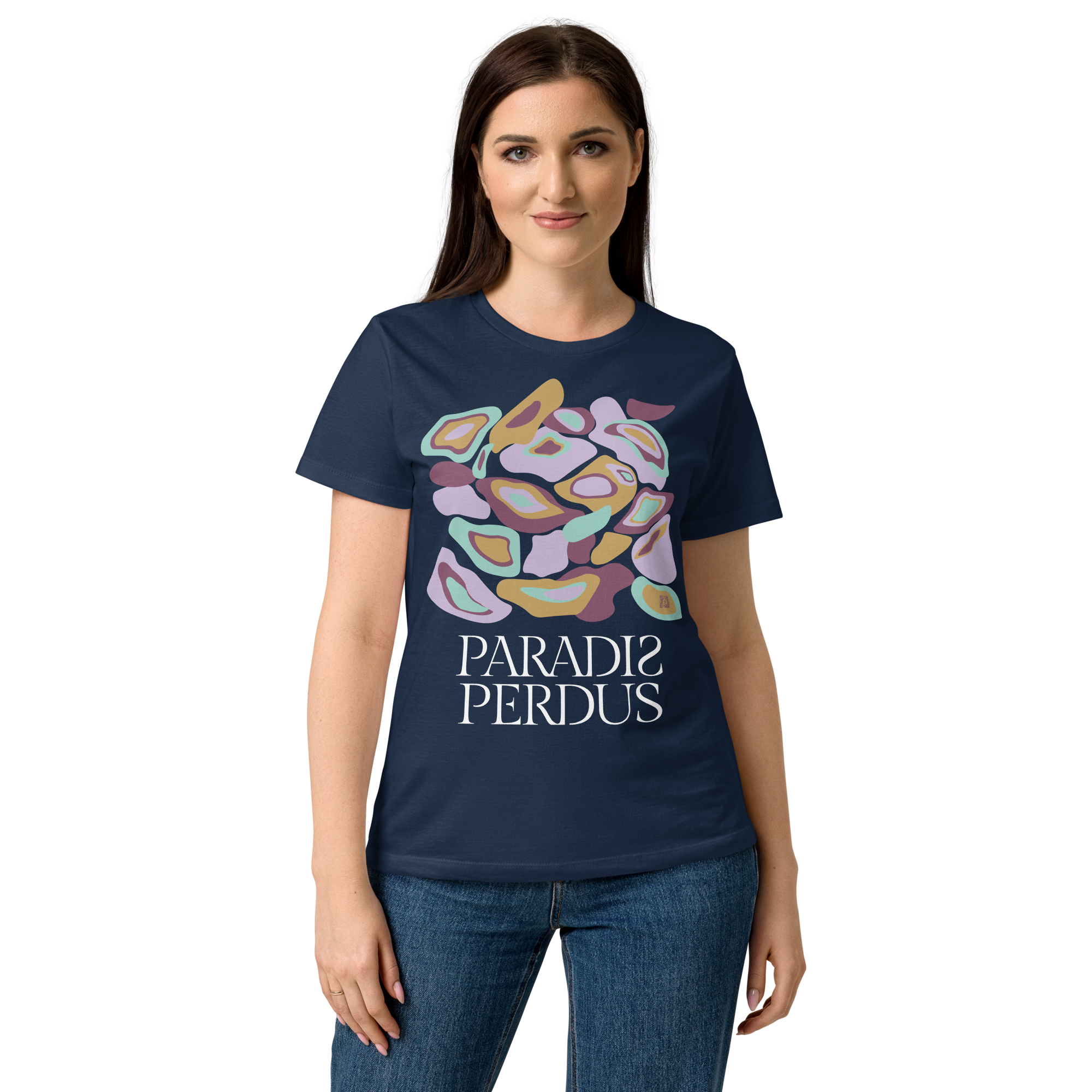 T-shirt cintré en coton bleu marine imprimé “Panscro” de Paradis Perdus® 5 Le KRUSH workshop boutique T-shirt cintré en coton bleu marine imprimé “Panscro” de Paradis Perdus® porté par une femme de devant