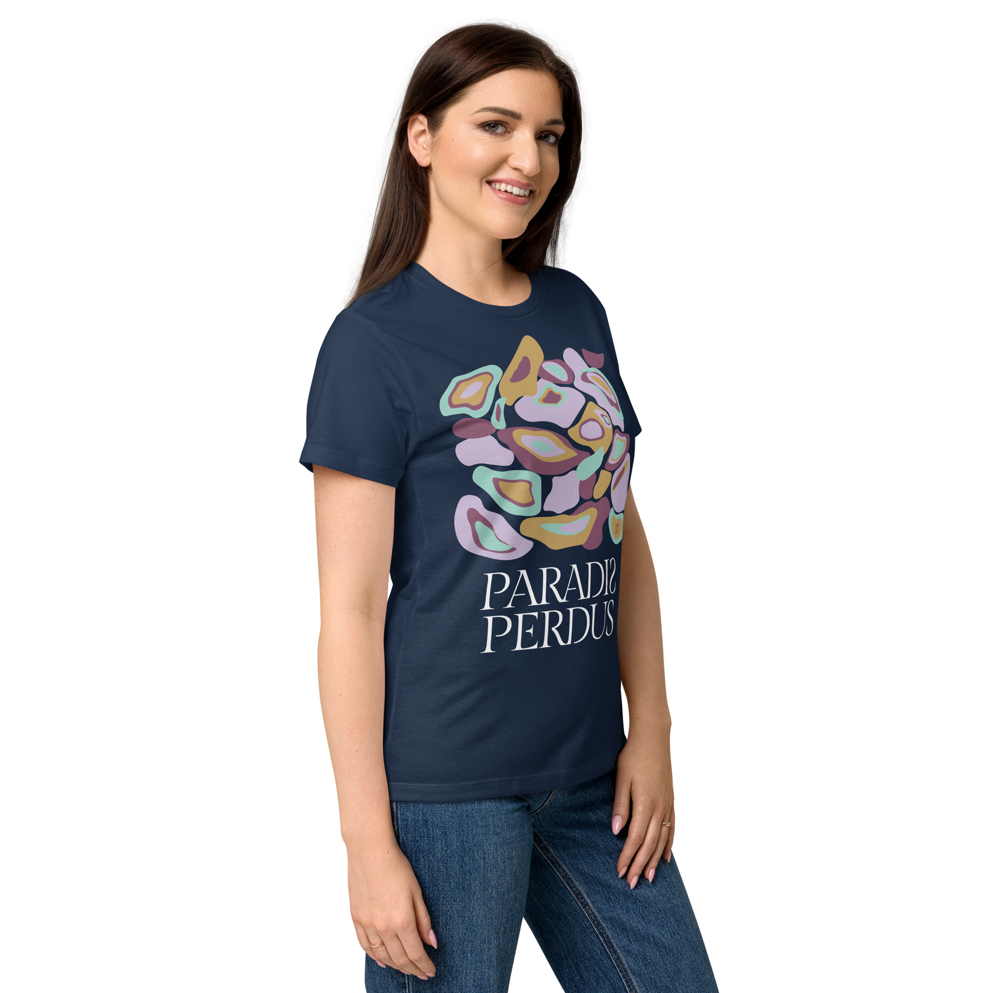 T-shirt cintré en coton bleu marine imprimé “Panscro” de Paradis Perdus® 7 Le KRUSH workshop boutique T-shirt cintré en coton bleu marine imprimé “Panscro” de Paradis Perdus® porté par une femme de profil