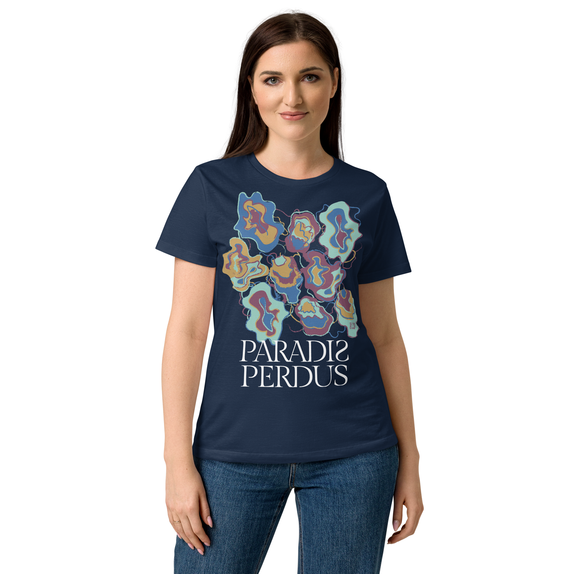 T-shirt cintré en coton bleu marine imprimé “Sfogliatelle” de Paradis Perdus® 5 Le KRUSH workshop boutique T-shirt cintré en coton bleu marine imprimé “Sfogliatelle” de Paradis Perdus® porté par une femme de devant