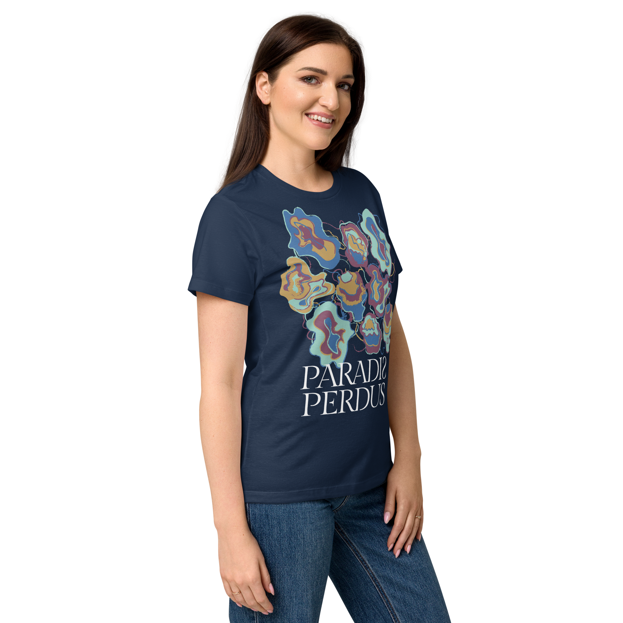 T-shirt cintré en coton bleu marine imprimé “Sfogliatelle” de Paradis Perdus® 7 Le KRUSH workshop boutique T-shirt cintré en coton bleu marine imprimé “Sfogliatelle” de Paradis Perdus® porté par une femme de profil