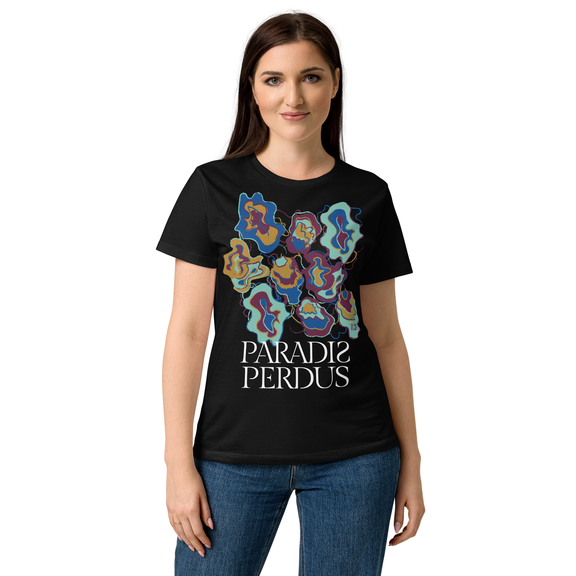 T-shirt cintré en coton noir profond imprimé “Sfogliatelle” de Paradis Perdus® 5 Le KRUSH workshop boutique T-shirt cintré en coton noir profond imprimé “Sfogliatelle” de Paradis Perdus® porté par une femme de devant