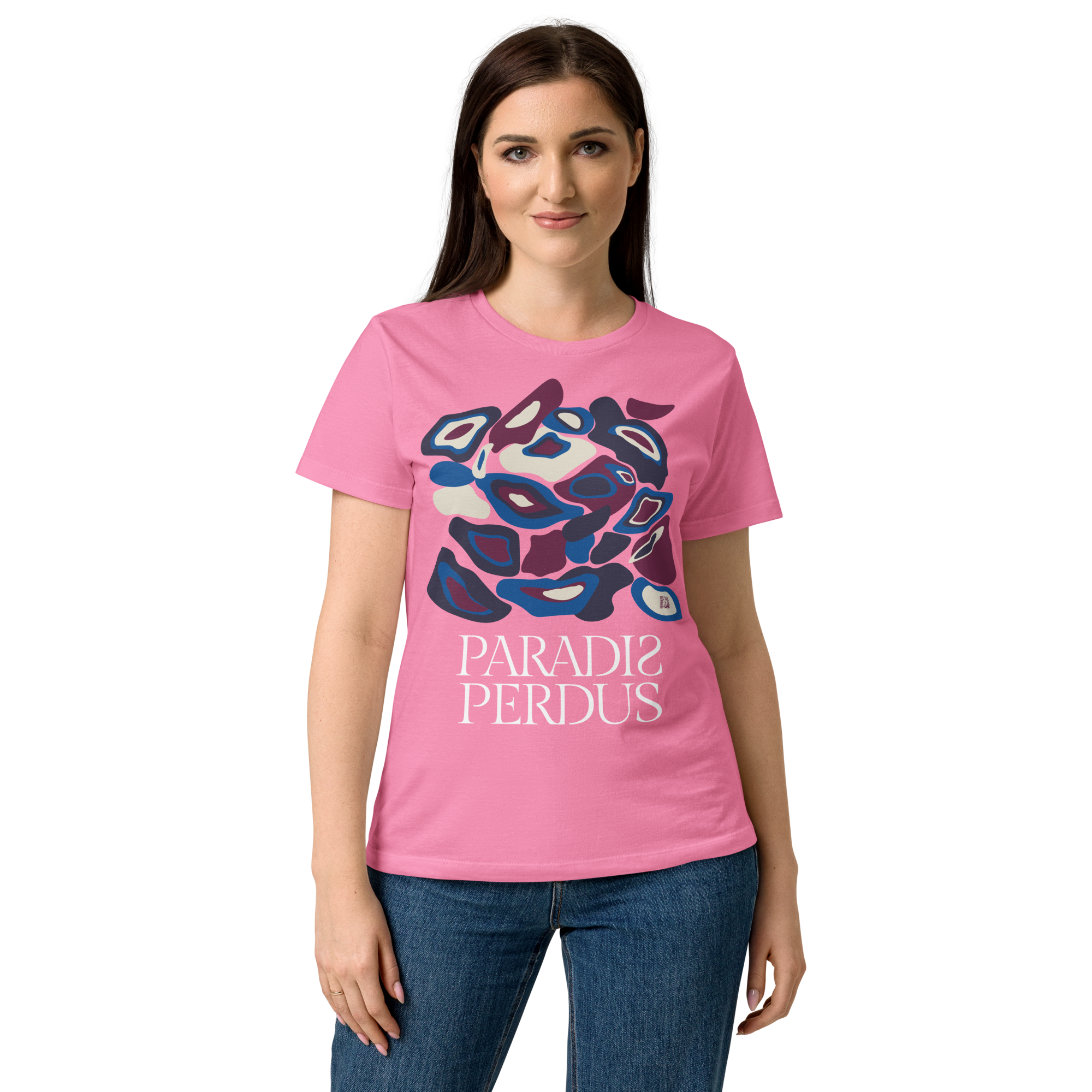 T-shirt cintré en coton rose bonbon imprimé “Panscro” de Paradis Perdus® 5 Le KRUSH workshop boutique T-shirt cintré en coton rose bonbon imprimé “Panscro” de Paradis Perdus® porté par une femme de devant