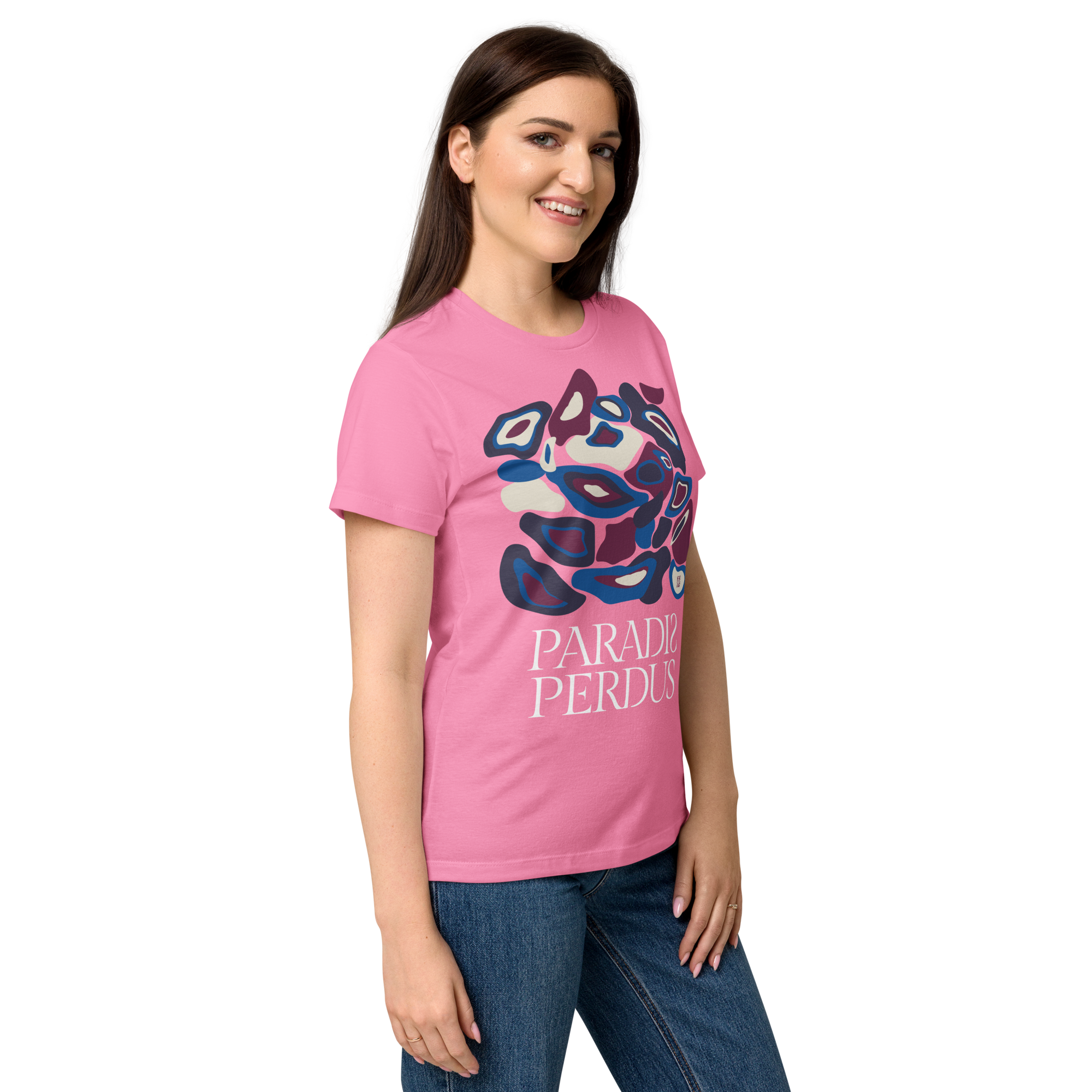 T-shirt cintré en coton rose bonbon imprimé “Panscro” de Paradis Perdus® 7 Le KRUSH workshop boutique T-shirt cintré en coton rose bonbon imprimé “Panscro” de Paradis Perdus® porté par une femme de profil