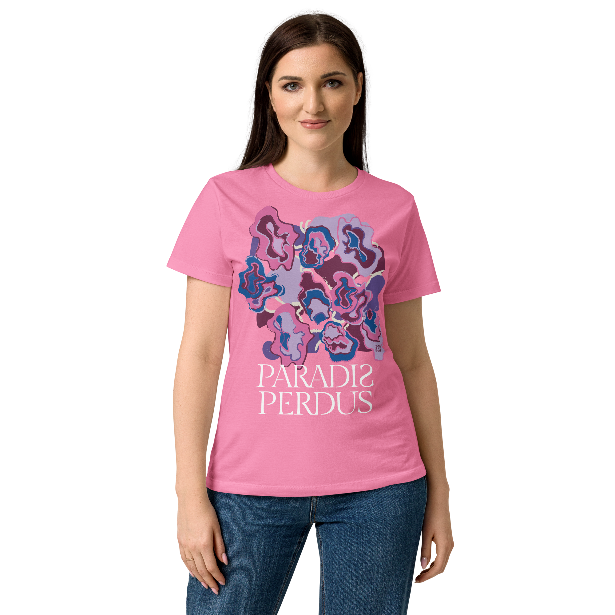 T-shirt cintré en coton rose bonbon imprimé “Sfogliatelle” de Paradis Perdus® 5 Le KRUSH workshop boutique T-shirt cintré en coton rose bonbon imprimé “Sfogliatelle” de Paradis Perdus® porté par une femme de devant