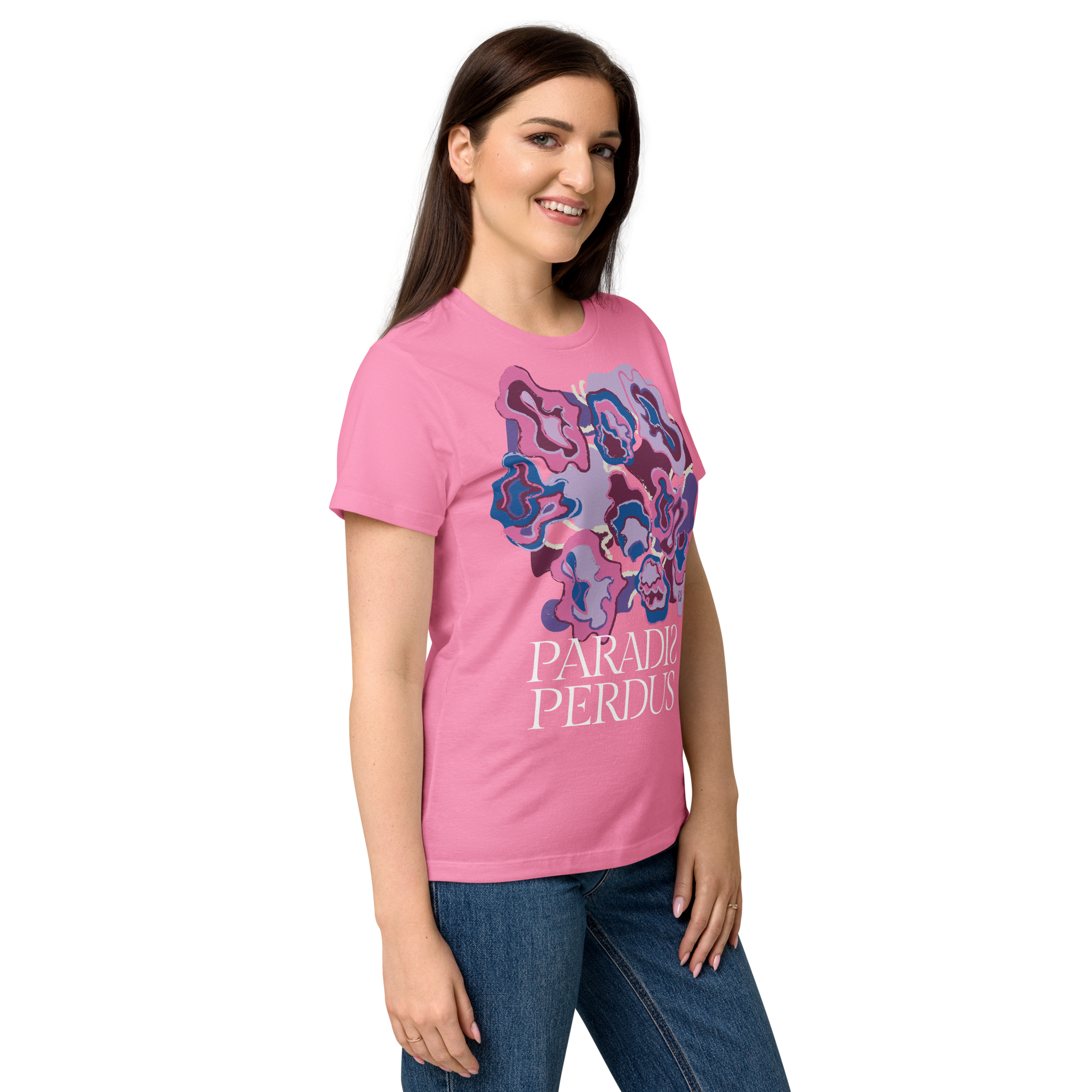 T-shirt cintré en coton rose bonbon imprimé “Sfogliatelle” de Paradis Perdus® 7 Le KRUSH workshop boutique T-shirt cintré en coton rose bonbon imprimé “Sfogliatelle” de Paradis Perdus® porté par une femme de profil
