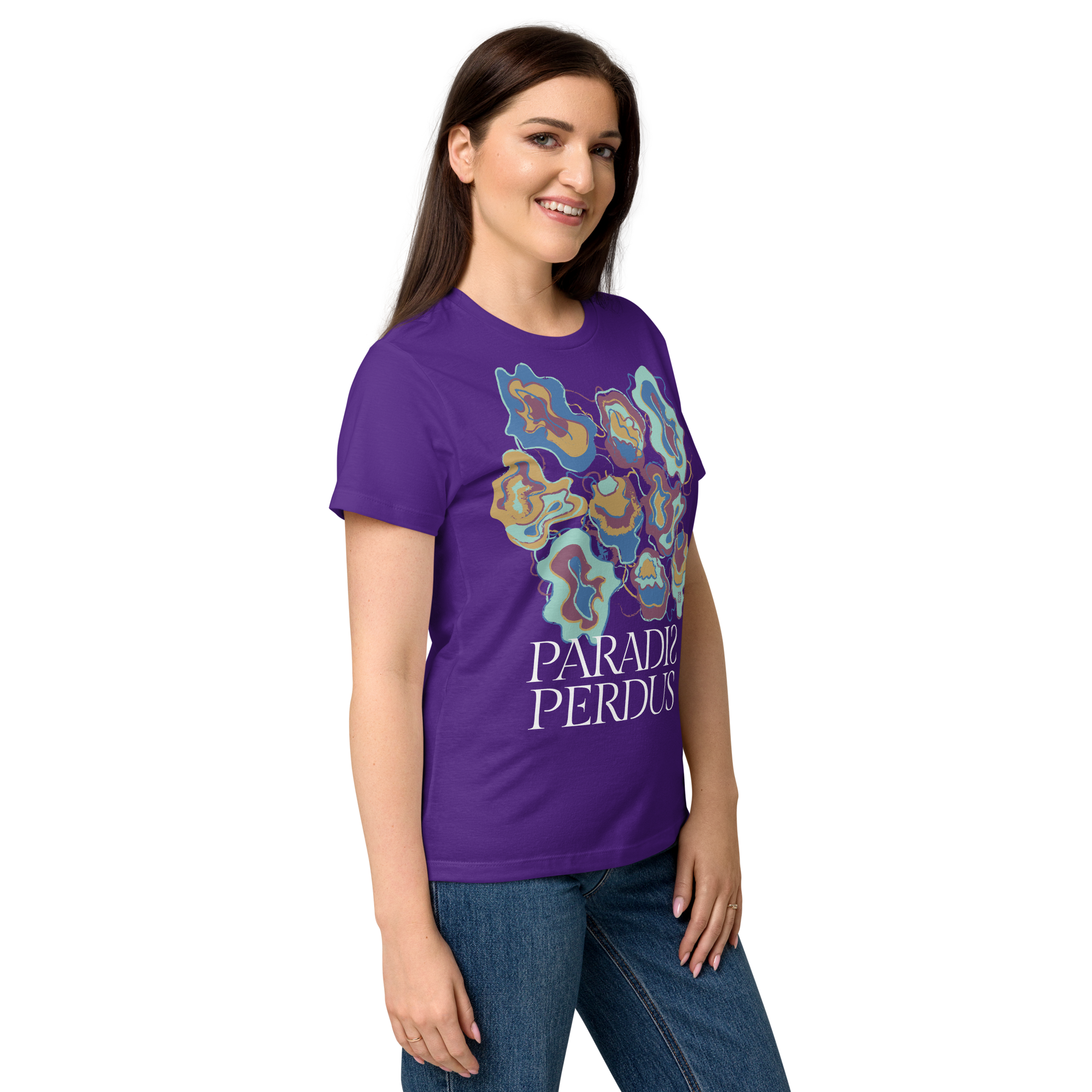 T-shirt cintré en coton violet zinzolin imprimé “Sfogliatelle” de Paradis Perdus® 7 Le KRUSH workshop boutique T-shirt cintré en coton violet zinzolin imprimé “Sfogliatelle” de Paradis Perdus® porté par une femme de profil