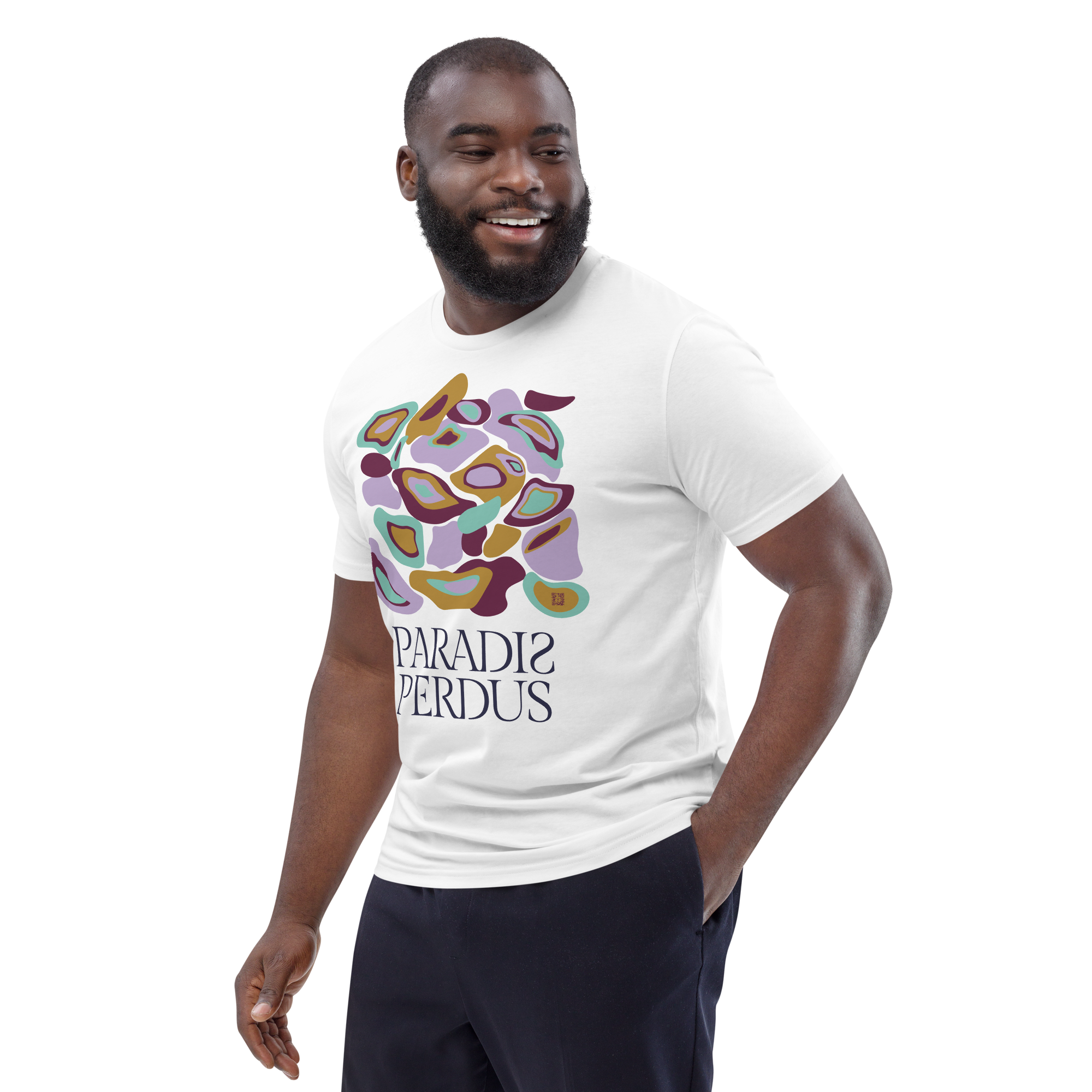 T-shirt en coton bio blanc intense imprimé “Panscro” de Paradis Perdus® 7 Le KRUSH workshop boutique T-shirt en coton bio blanc intense imprimé “Panscro” de Paradis Perdus® porté par un homme de profil