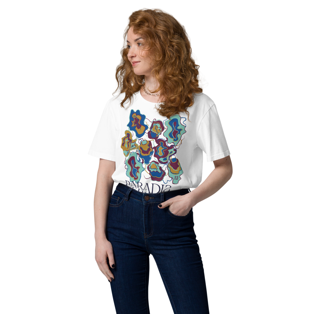 T-shirt en coton bio blanc intense imprimé "Sfogliatelle" de Paradis Perdus® 7 Le KRUSH workshop boutique T-shirt en coton bio blanc intense imprimé “Sfogliatelle” de Paradis Perdus® porté par une femme de face