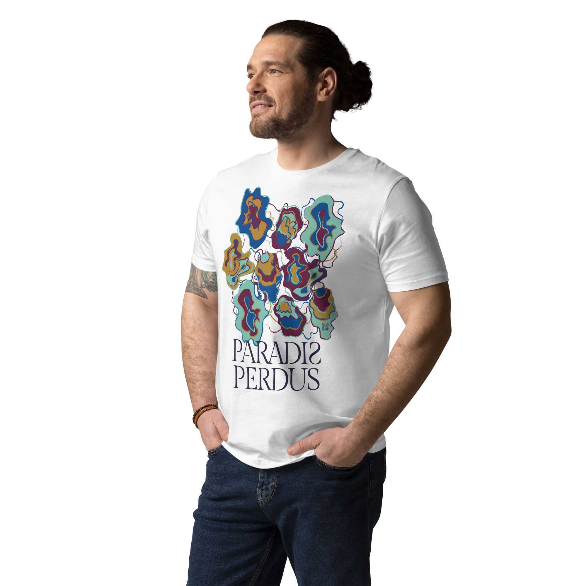 T-shirt en coton bio blanc intense imprimé "Sfogliatelle" de Paradis Perdus® 5 Le KRUSH workshop boutique T-shirt en coton bio blanc intense imprimé “Sfogliatelle” de Paradis Perdus® porté par un homme de profil