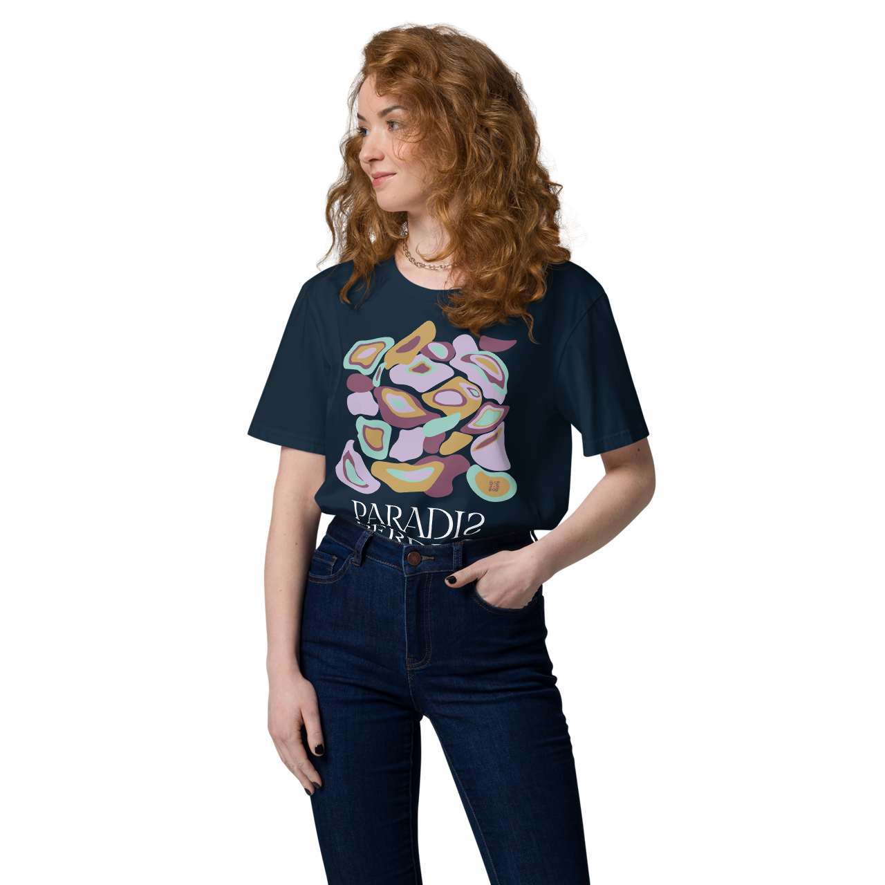 T-shirt en coton bio bleu marine imprimé “Panscro” de Paradis Perdus® 2 Le KRUSH workshop boutique T-shirt en coton bio bleu marine imprimé “Panscro” de Paradis Perdus® porté par une femme de devant