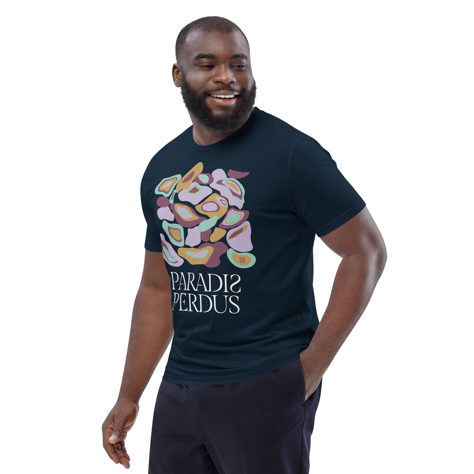 T-shirt en coton bio bleu marine imprimé “Panscro” de Paradis Perdus® 4 Le KRUSH workshop boutique T-shirt en coton bio bleu marine imprimé “Panscro” de Paradis Perdus® porté par un homme de profil
