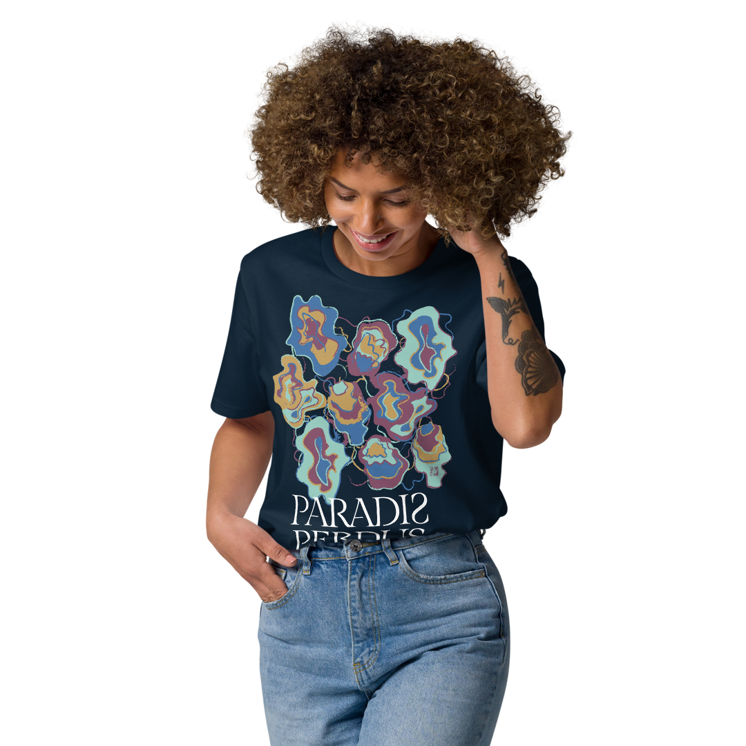 T-shirt en coton bio bleu marine imprimé "Sfogliatelle" de Paradis Perdus® 5 Le KRUSH workshop boutique T-shirt en coton bio bleu marine imprimé “Sfogliatelle” de Paradis Perdus® porté par une femme de devant