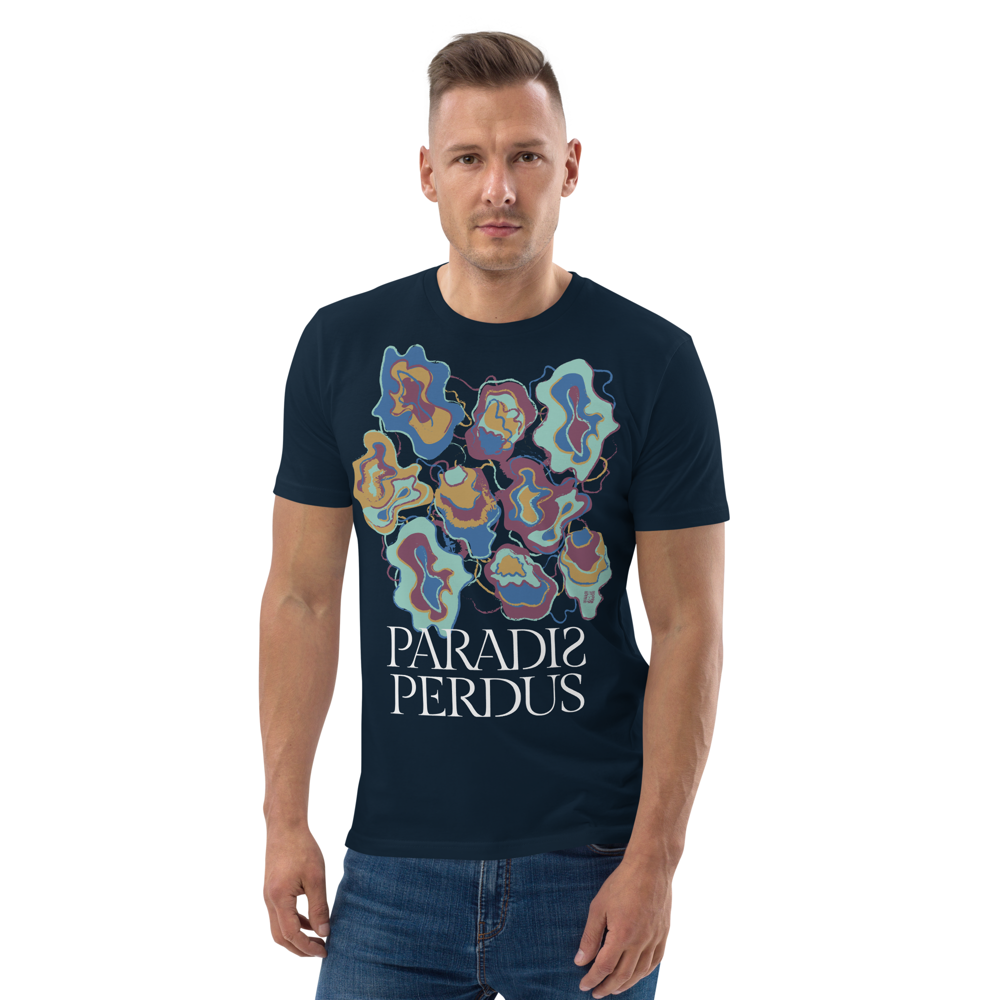 T-shirt en coton bio bleu marine imprimé "Sfogliatelle" de Paradis Perdus® 7 Le KRUSH workshop boutique T-shirt en coton bio bleu marine imprimé “Sfogliatelle” de Paradis Perdus® porté par un homme de face