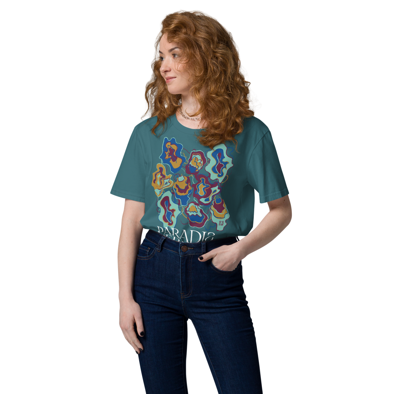T-shirt en coton bio bleu sarcelle imprimé “Sfogliatelle” de Paradis Perdus® 7 Le KRUSH workshop boutique T-shirt en coton bio bleu sarcelle imprimé “Sfogliatelle” de Paradis Perdus® porté par une femme de face