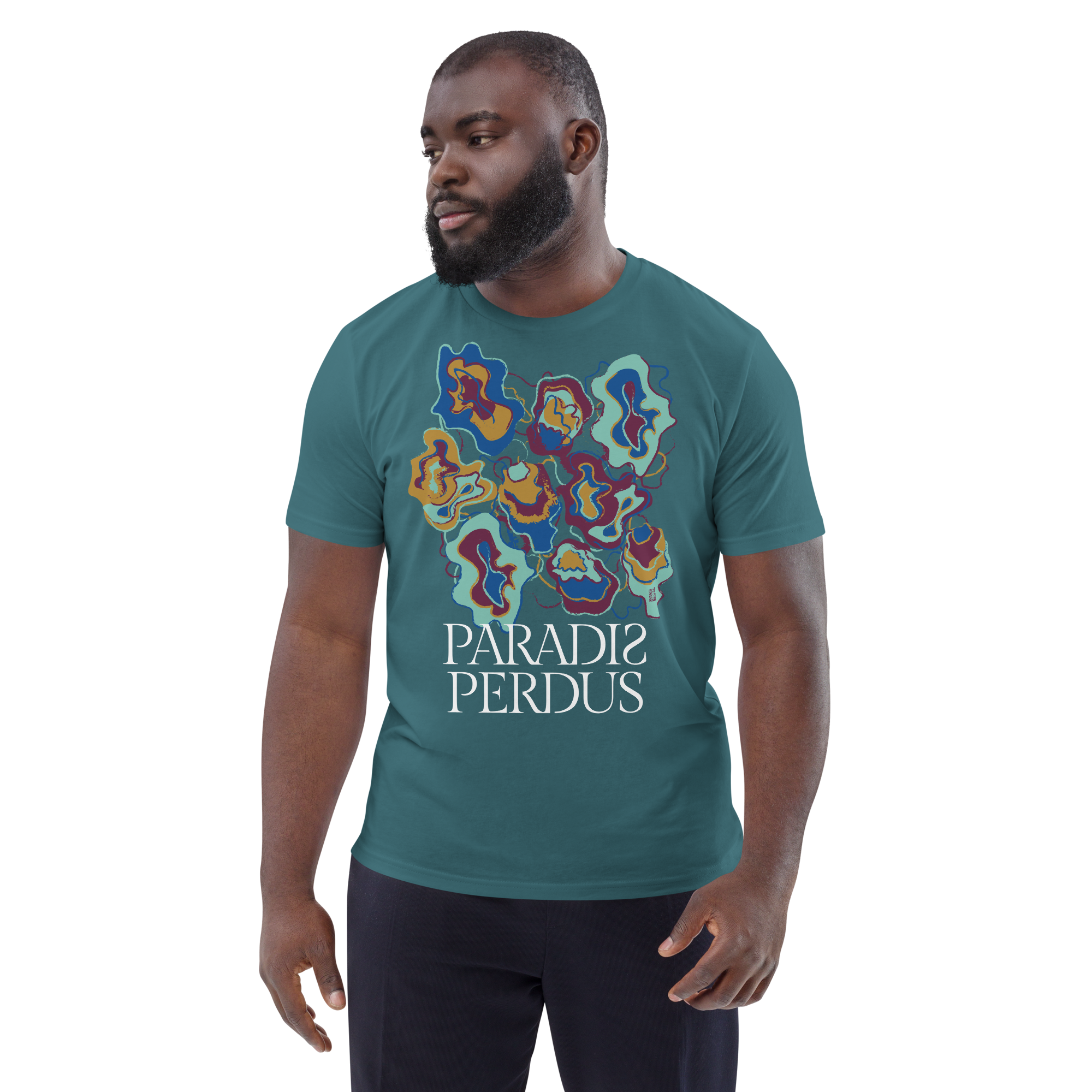 T-shirt en coton bio bleu sarcelle imprimé “Sfogliatelle” de Paradis Perdus® 5 Le KRUSH workshop boutique T-shirt en coton bio bleu sarcelle imprimé “Sfogliatelle” de Paradis Perdus® porté par un homme de face