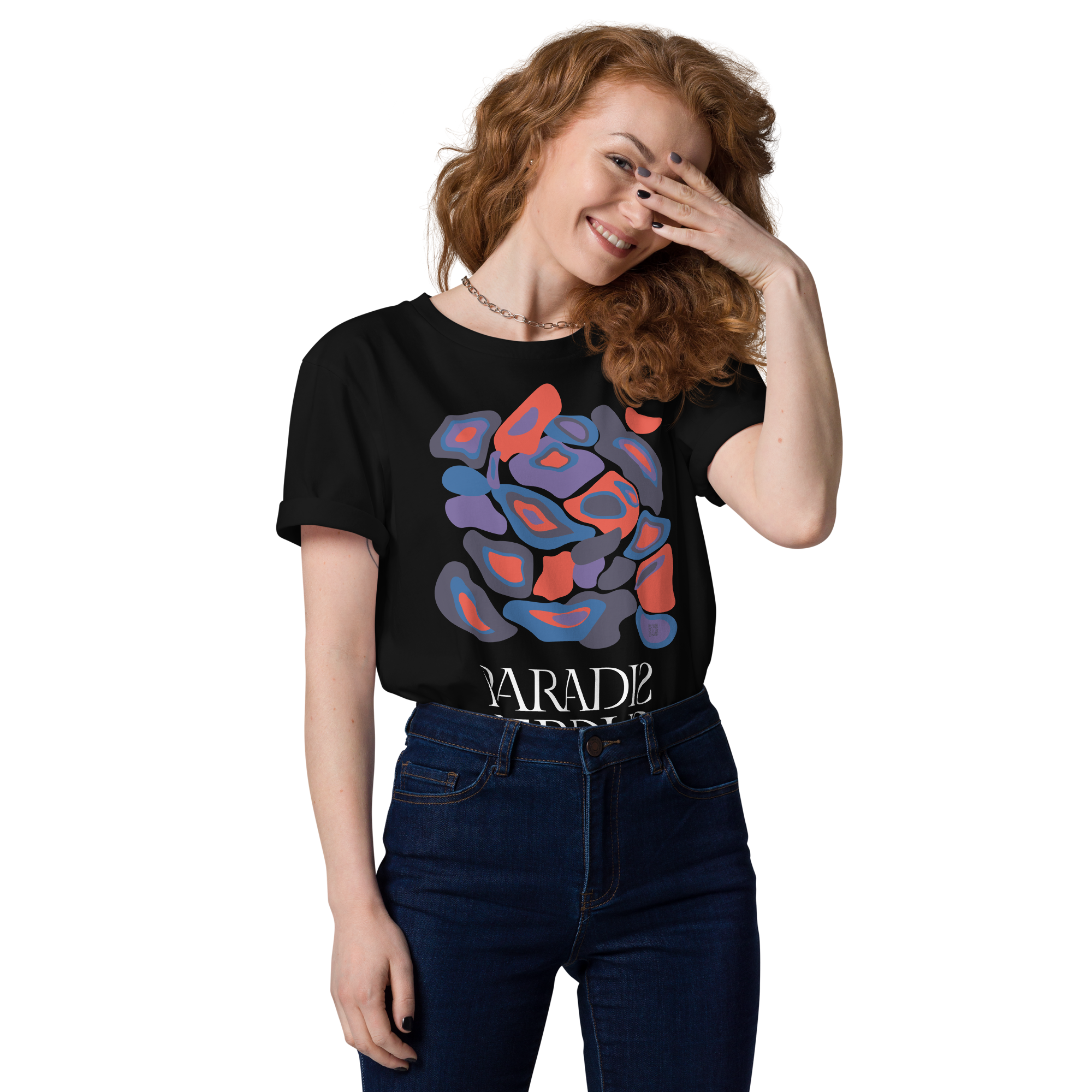 T-shirt en coton bio noir profond imprimé "Panscro" de Paradis Perdus® 7 Le KRUSH workshop boutique T-shirt en coton bio noir profond imprimé “Panscro” de Paradis Perdus® porté par une femme de face