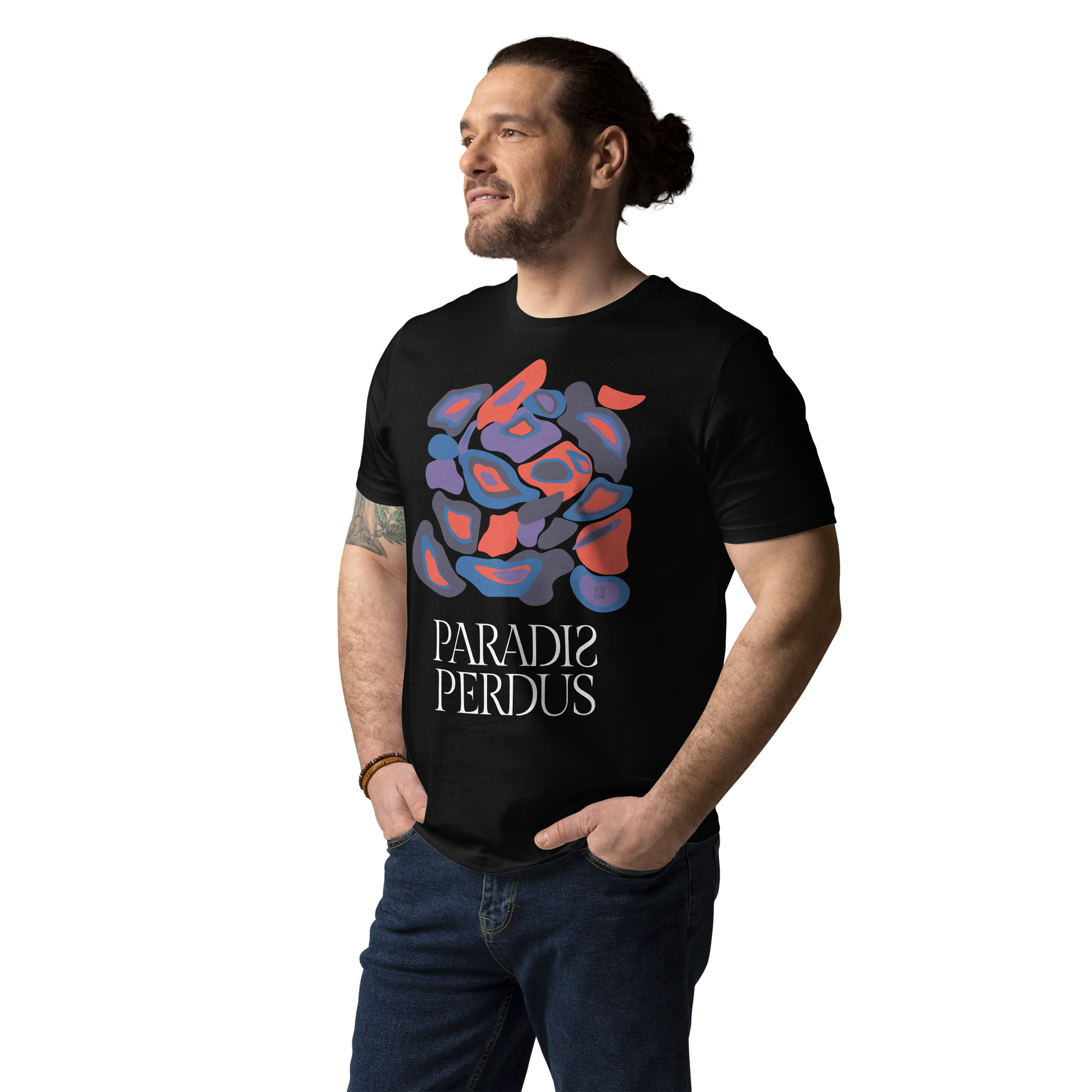 T-shirt en coton bio noir profond imprimé "Panscro" de Paradis Perdus® 5 Le KRUSH workshop boutique T-shirt en coton bio noir profond imprimé “Panscro” de Paradis Perdus® porté par un homme de devant