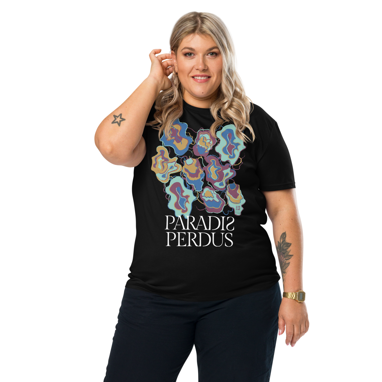 T-shirt en coton bio noir profond imprimé “Sfogliatelle” de Paradis Perdus® 5 Le KRUSH workshop boutique T-shirt en coton bio noir profond imprimé “Sfogliatelle” de Paradis Perdus® porté par une femme de face