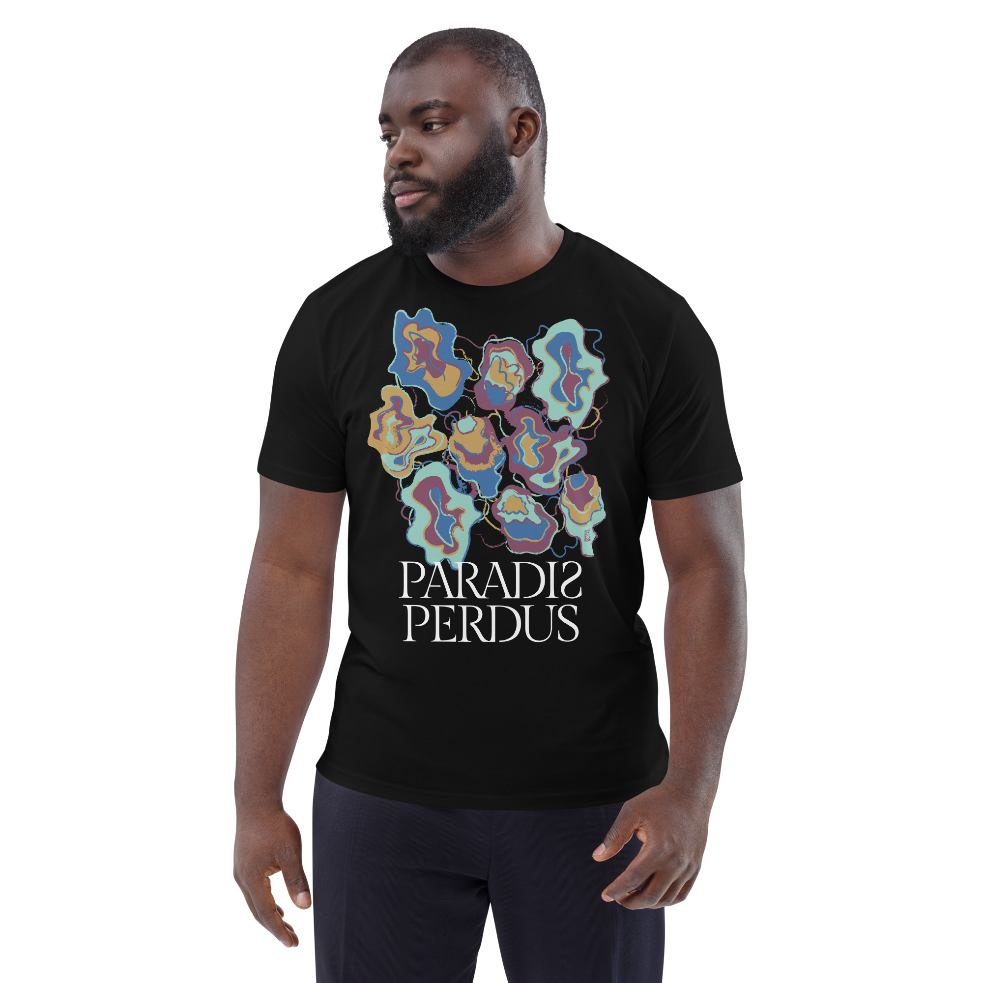 T-shirt en coton bio noir profond imprimé “Sfogliatelle” de Paradis Perdus® 7 Le KRUSH workshop boutique T-shirt en coton bio noir profond imprimé “Sfogliatelle” de Paradis Perdus® porté par un homme de face