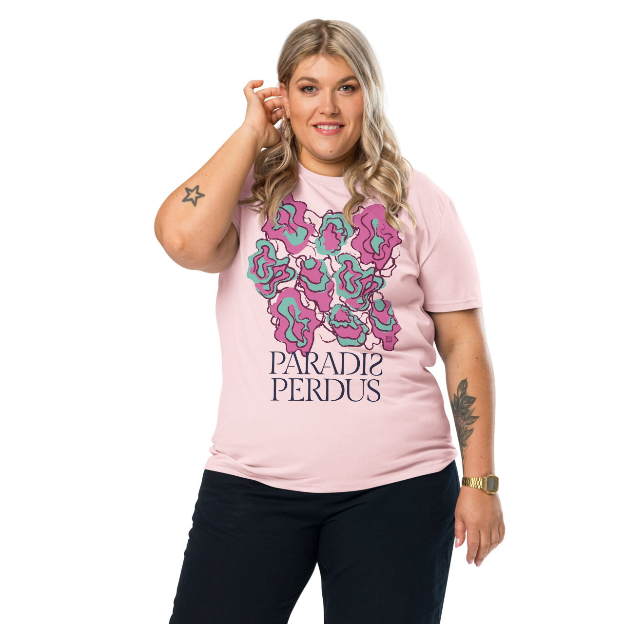 T-shirt en coton bio rose cuisse de nymphe imprimé “Sfogliatelle” de Paradis Perdus® 5 Le KRUSH workshop boutique T-shirt en coton bio rose cuisse de nymphe imprimé “Sfogliatelle” de Paradis Perdus® porté par une femme de face