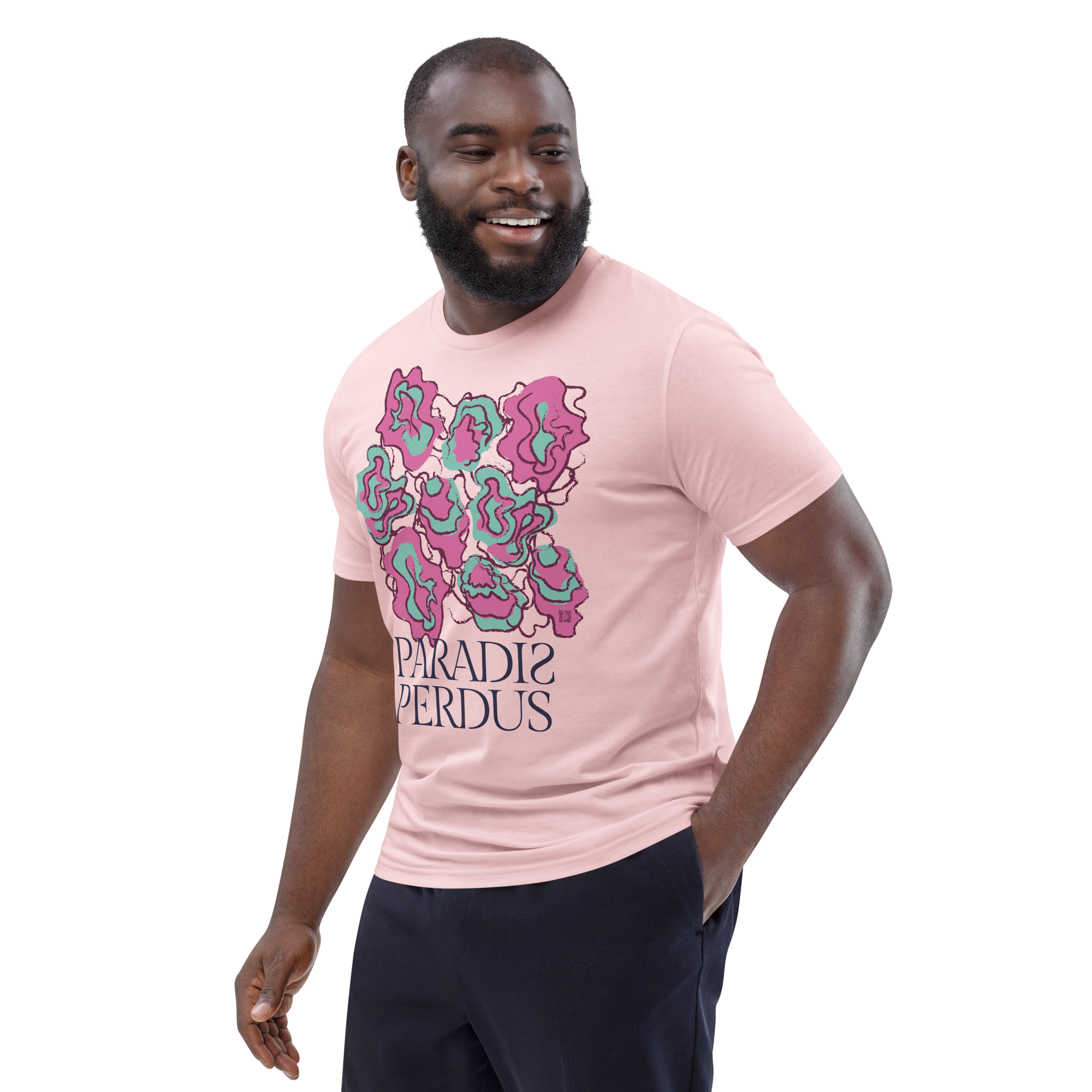 T-shirt en coton bio rose cuisse de nymphe imprimé “Sfogliatelle” de Paradis Perdus® 7 Le KRUSH workshop boutique T-shirt en coton bio rose cuisse de nymphe imprimé “Sfogliatelle” de Paradis Perdus® porté par un homme de face