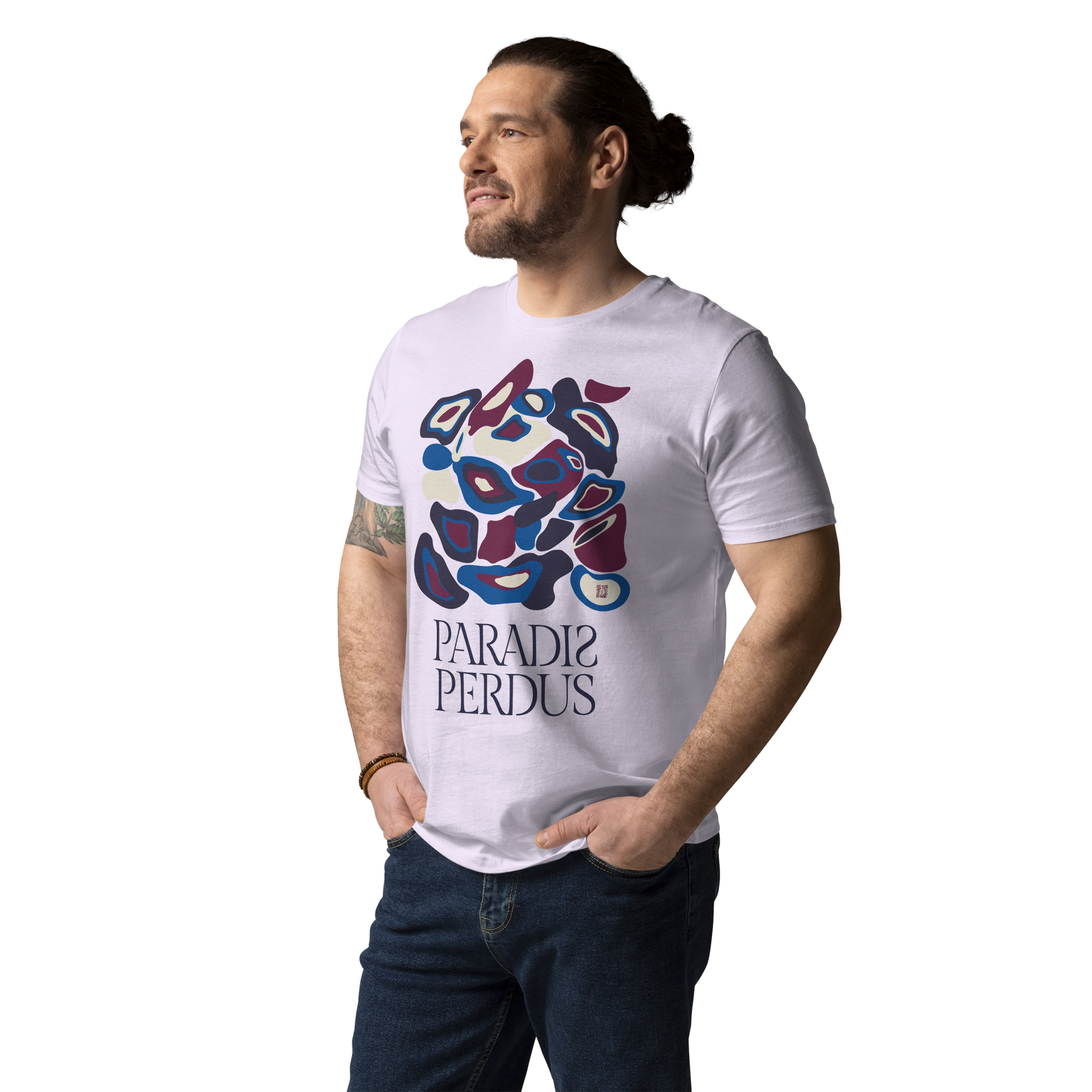T-shirt en coton bio rose glycine clair imprimé "Panscro" de Paradis Perdus® 7 Le KRUSH workshop boutique T-shirt en coton bio rose glycine clair imprimé “Panscro” de Paradis Perdus® porté par un homme de profil