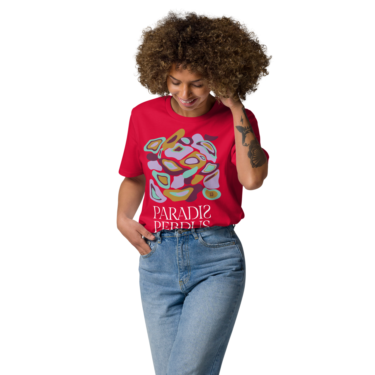 T-shirt en coton bio rouge carmin imprimé "Panscro" de Paradis Perdus® 5 Le KRUSH workshop boutique T-shirt en coton bio rouge carmin imprimé “Panscro” de Paradis Perdus® porté par une femme de devant