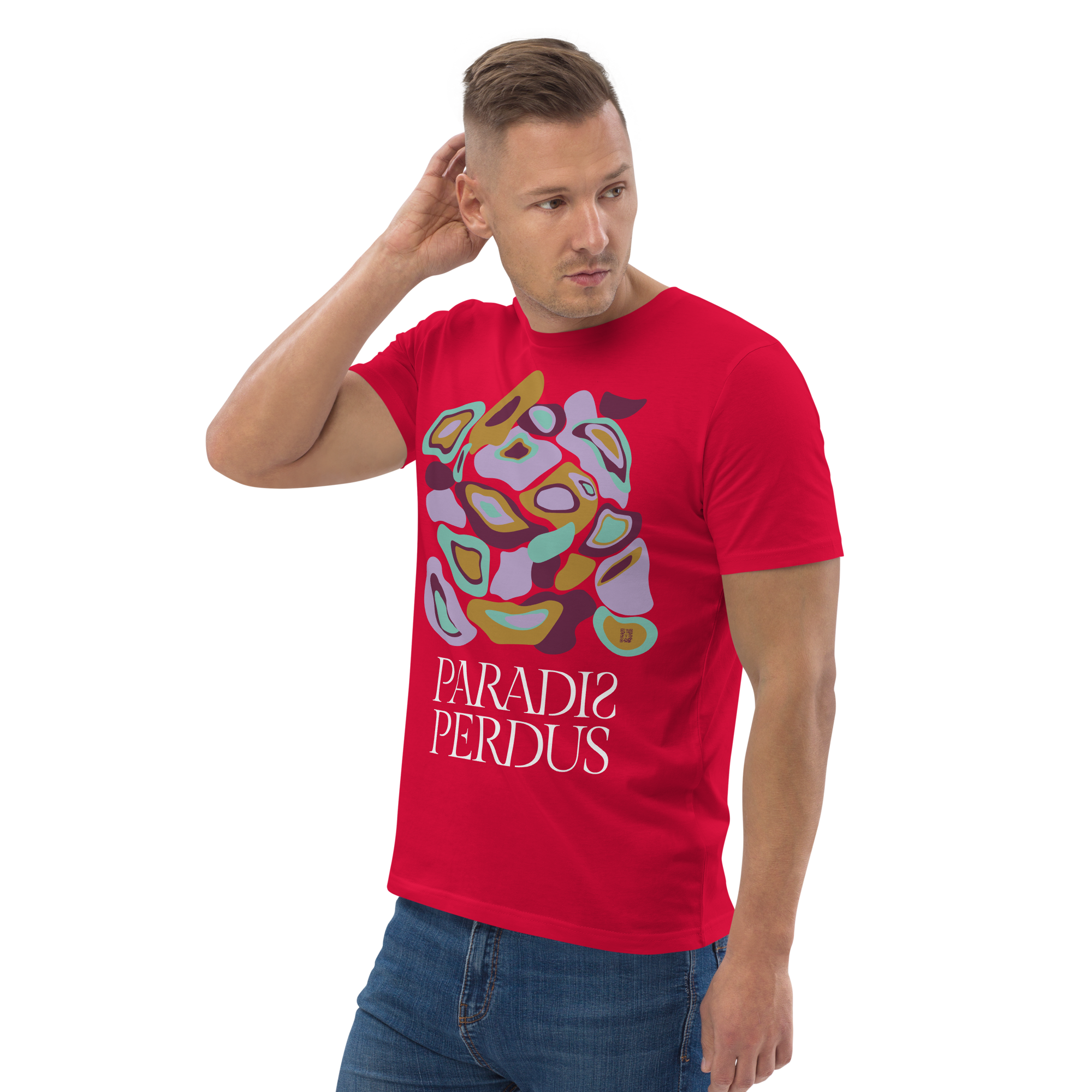 T-shirt en coton bio rouge carmin imprimé "Panscro" de Paradis Perdus® 7 Le KRUSH workshop boutique T-shirt en coton bio rouge carmin imprimé “Panscro” de Paradis Perdus® porté par un homme de profil