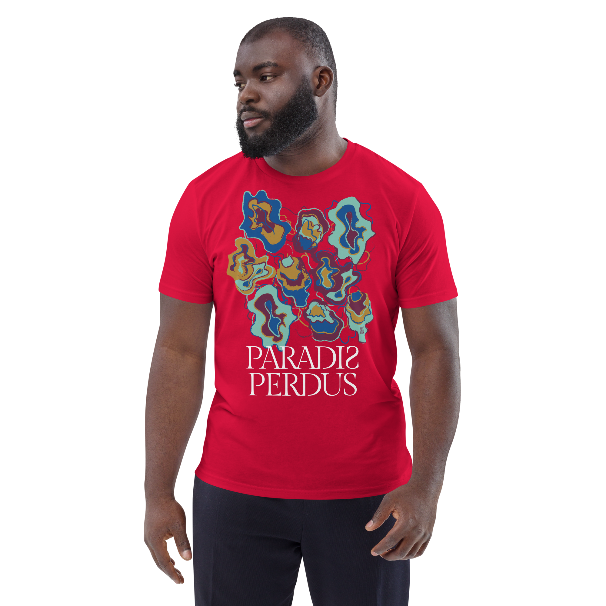 T-shirt en coton bio rouge carmin imprimé “Sfogliatelle” de Paradis Perdus® 7 Le KRUSH workshop boutique T-shirt en coton bio rouge carmin imprimé “Sfogliatelle” de Paradis Perdus® porté par un homme de face