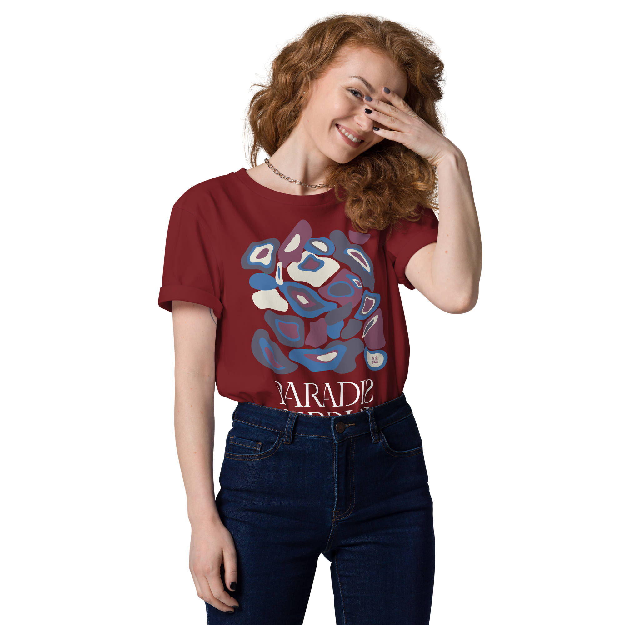 T-shirt en coton bio rouge grenat imprimé "Panscro" de Paradis Perdus® 7 Le KRUSH workshop boutique T-shirt en coton bio rouge grenat imprimé “Panscro” de Paradis Perdus® porté par une femme de devant