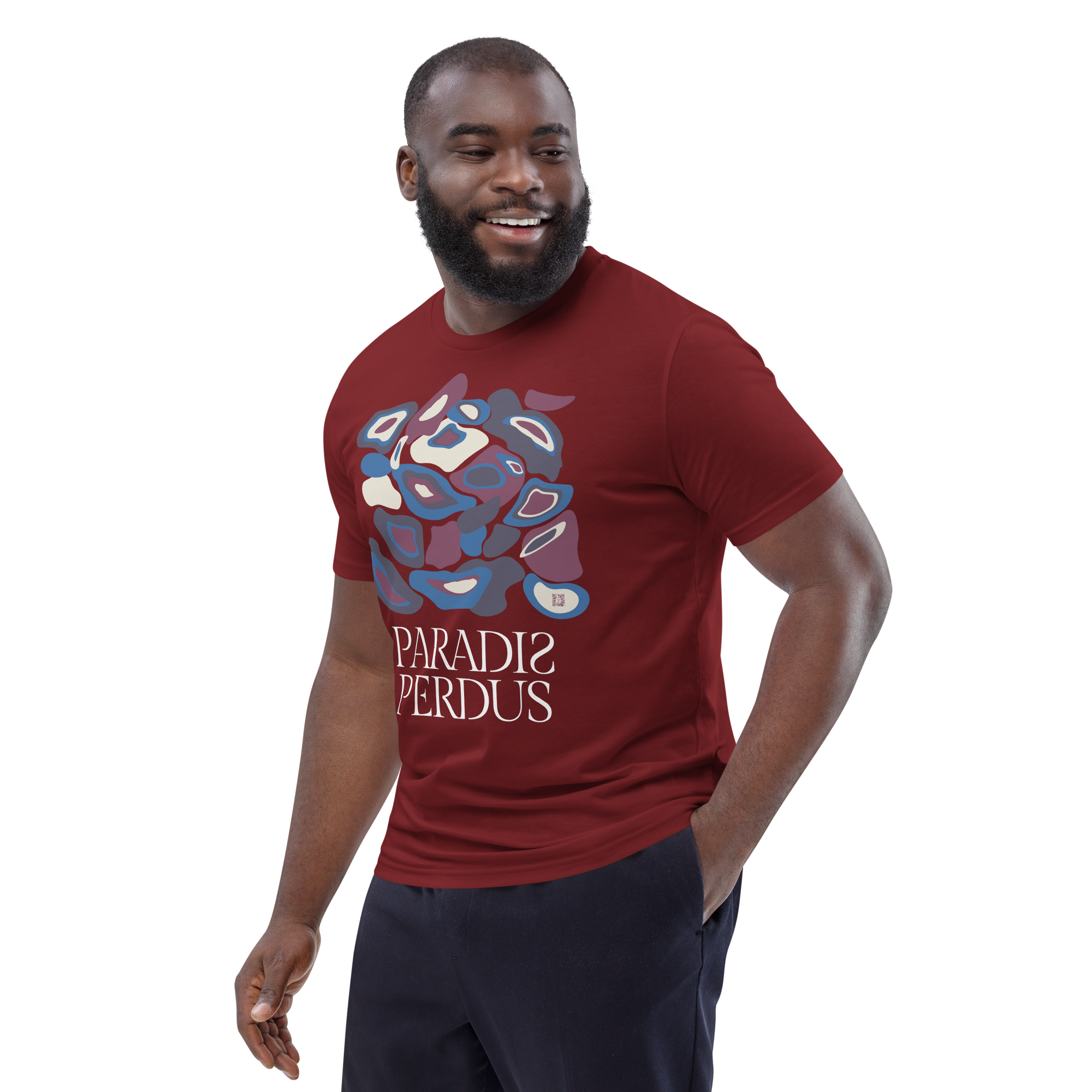 T-shirt en coton bio rouge grenat imprimé "Panscro" de Paradis Perdus® 5 Le KRUSH workshop boutique T-shirt en coton bio rouge grenat imprimé “Panscro” de Paradis Perdus® porté par un homme de profil