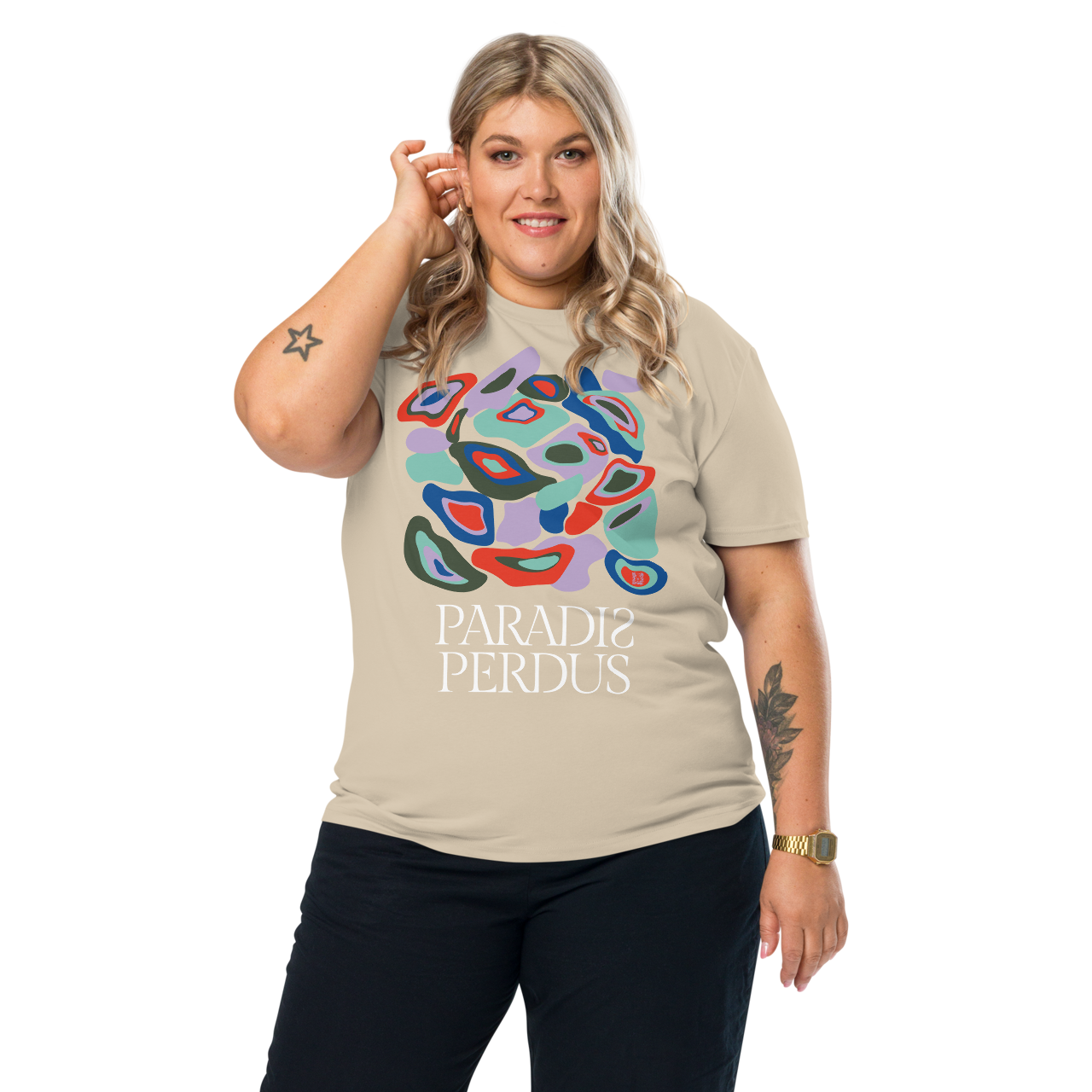 T-shirt en coton bio sable clair imprimé "Panscro" de Paradis Perdus® 7 Le KRUSH workshop boutique T-shirt en coton bio kaki army imprimé “Panscro” de Paradis Perdus® porté par une femme de face